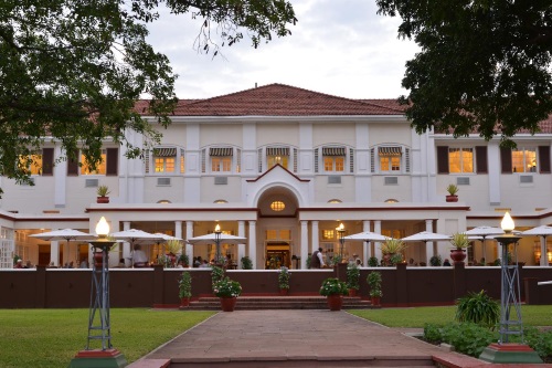 Victoria Falls Hotel buitenkant vanaf tuin
